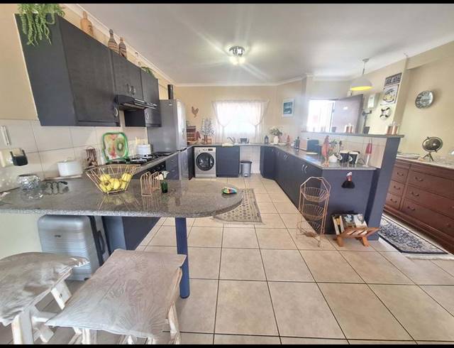 2 BEDROOM APARTMENT FOR SALE IN HARTENBOS CENTRAL